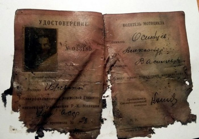 Giấy tờ phi công còn rõ chữ. Để xác định bộ hài cốt của ai thì còn phải chờ kết quả giám định AND. Nguồn ảnh: ER