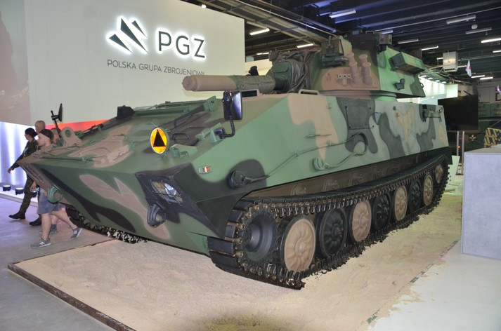 Hệ thống pháo cối tự hành 120mm RAK trên khung gầm xe bọc thép bánh xích. Trước đó, Ba Lan đã đưa vào phục vụ cối tự hành 120mm dùng khung gầm xe bánh lốp ROSOMAK 8x8 bánh. Pháo cối có tốc độ bắn 6-8 phát/phút, tầm bắn tối đa 10km, tốc độ bắn ước tính 20 phát/phút. Ảnh: dambiev