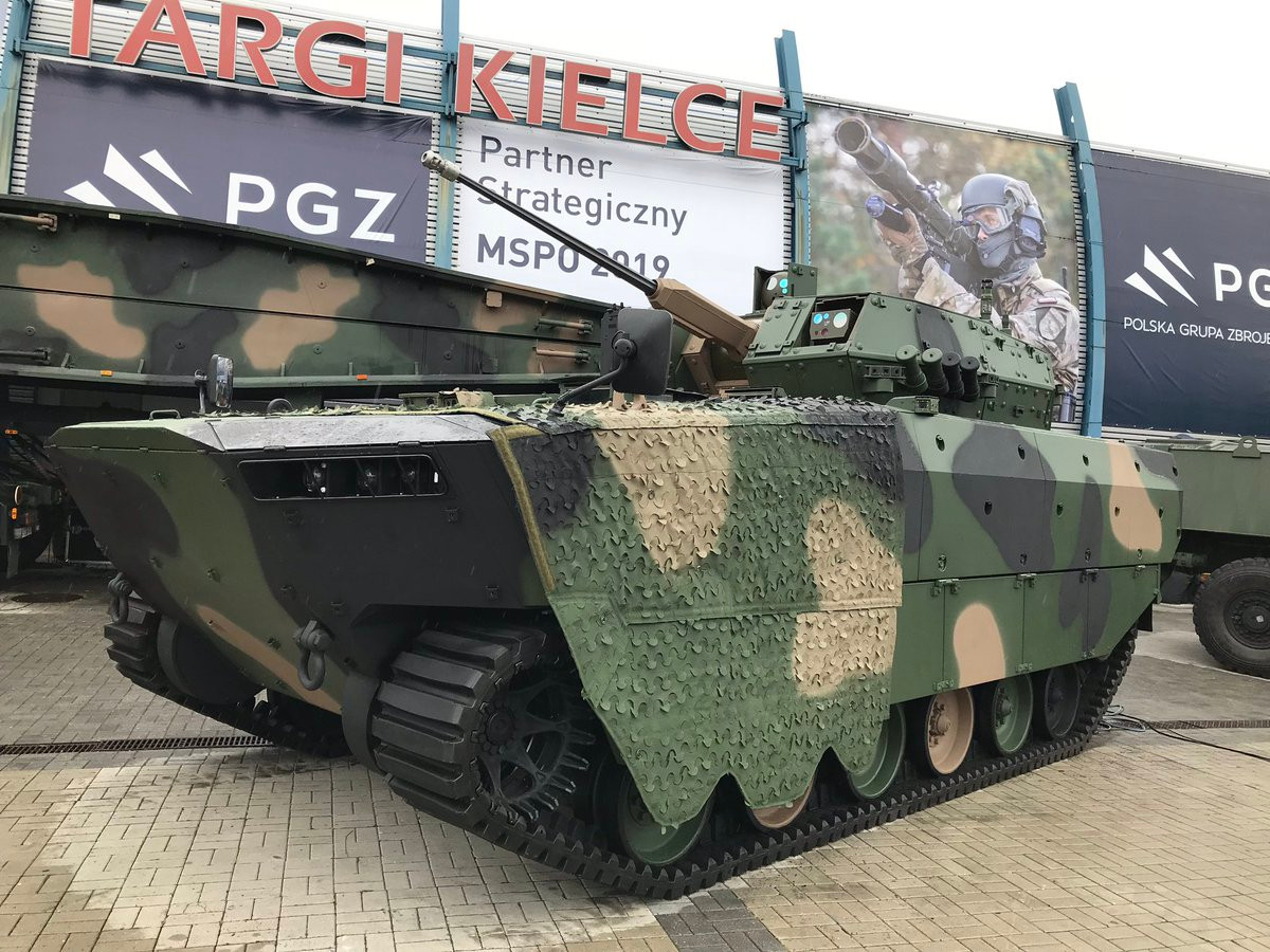 Cũng tại triển lãm MSPO 2019, Ba Lan cũng giới thiệu dòng xe chiến đấu bộ binh thế hệ mới mang tên Borsuk. Mẫu xe mới được tạo ra nhằm thay thế cho dòng xe BMP/BWP-1 được chế tạo thời Liên Xô. Ảnh: dambiev