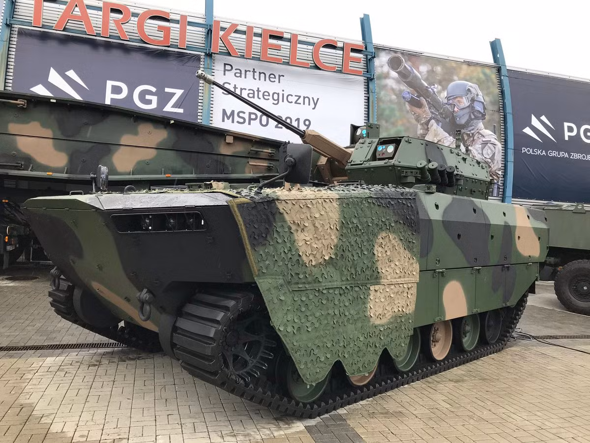 Cũng tại triển lãm MSPO 2019, Ba Lan cũng giới thiệu dòng xe chiến đấu bộ binh thế hệ mới mang tên Borsuk. Mẫu xe mới được tạo ra nhằm thay thế cho dòng xe BMP/BWP-1 được chế tạo thời Liên Xô. Ảnh: dambiev