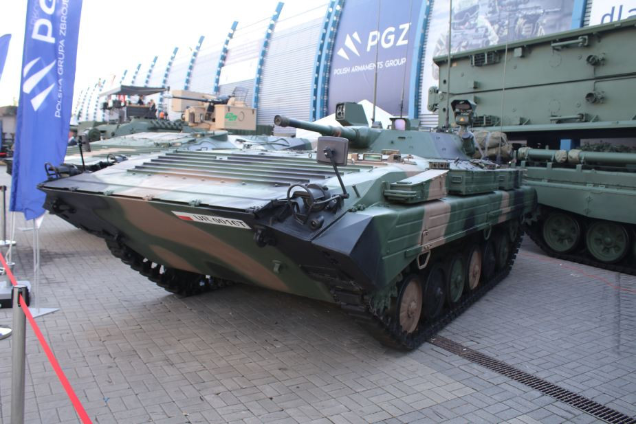 Xe trinh sát bọc thép BWR-1D và 1S do Ba Lan sản xuất theo giấy phép dòng BMP-1 của Liên Xô nhưng có các cải tiến về hệ thống điện tử. Trên phiên bản này tích hợp cảm biến quang - điện ZIG-T-2R, radar thám sát mặt đất SR Hawk, hệ thống định vị GPS... Ảnh: dambiev