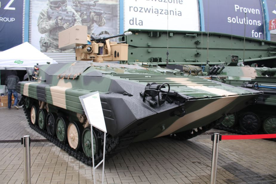 Ngoài ra, trên khung gầm BMP-1 thiết kế Liên Xô (Nga), quân đội Ba Lan còn tung ra phiên bản cải tiến khác với tháp pháo điều khiển tự động hoàn toàn theo công nghệ phương Tây. Module tháp pháo này trông khá giống loại Sampson của Israel với súng máy hoặc pháo đi kèm tên lửa chống tăng Spike. Ảnh: dambiev