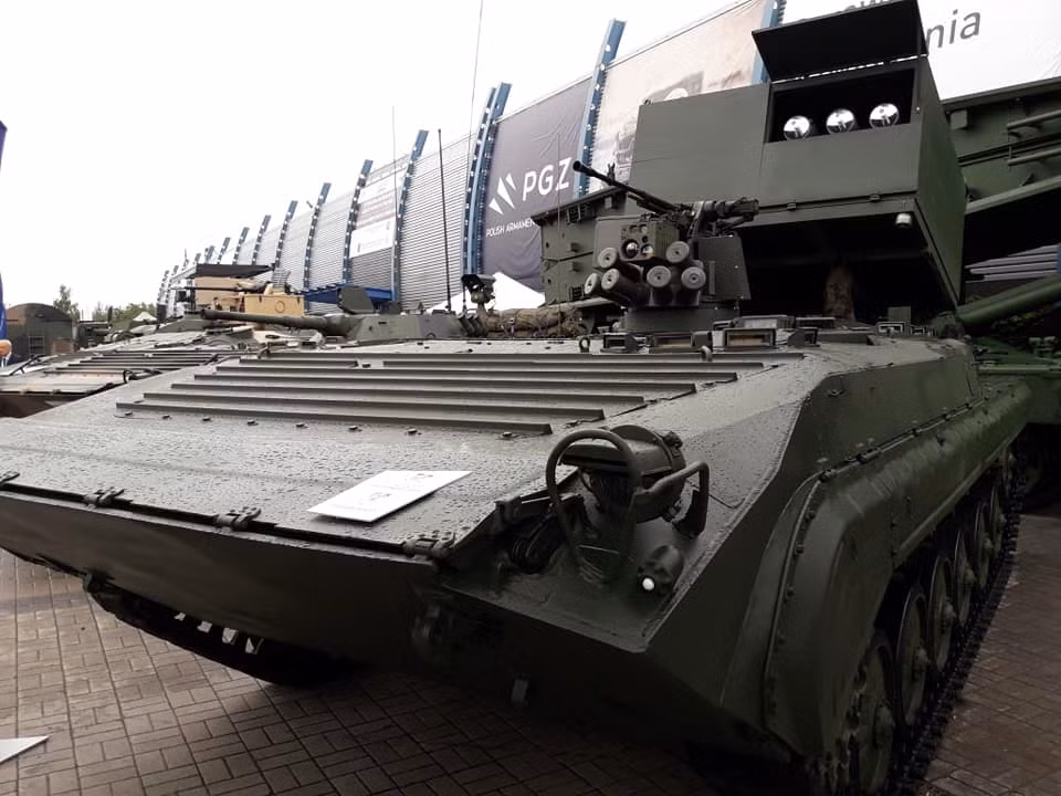 Brimstone do tập đoàn MBDA UK sản xuất năm 1999 ban đầu trang bị cho máy bay chiến đấu phản lực, sau mới tới trực thăng. Mỗi quả đạn nặng 48kg, trang bị đầu nổ kiểu tandem phá giáp ERA, tích hợp đầu tự dẫn radar chủ động sóng mm 94GHz tự tìm mục tiêu sau khi rời bệ phóng. Ảnh: dambiev