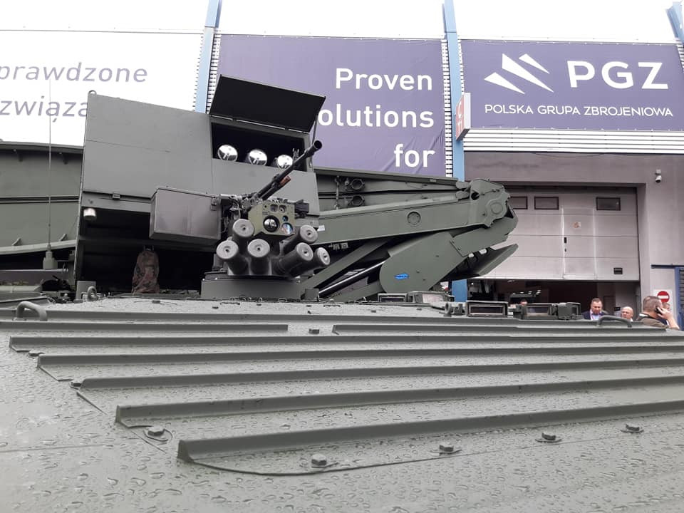 Hiện vẫn chưa rõ hệ thống điều khiển hỏa lực hệ thống chống tăng tự hành được thiết kế thế nào. Tuy nhiên, mọi thứ sẽ không quá khó khăn vì thực tế Brimstone là loại tên lửa chống tăng kiểu “bắn và quên” – người ta chỉ cần xác định giúp nó mục tiêu, mọi việc còn lại tên lửa “tự lo”. Ảnh: dambiev