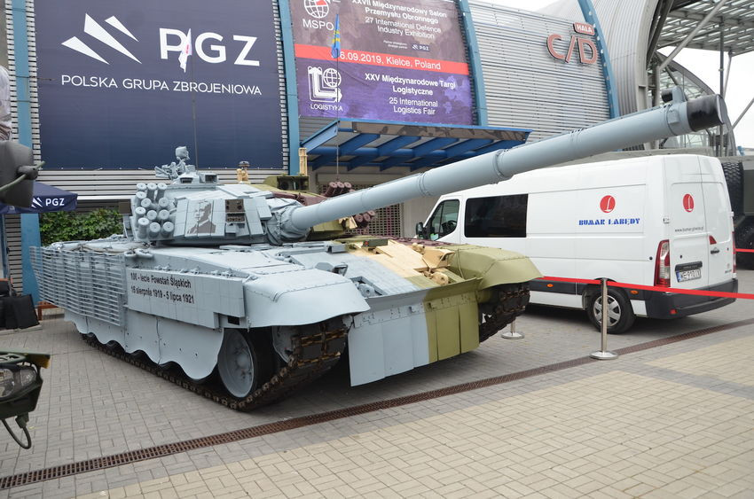 Xe tăng chiến đấu chủ lực PT-91M2A2 - phiên bản hiện đại hóa sâu từ T-72M1 Liên Xô hoặc PT-91 do Ba Lan sản xuất theo kiểu T-72. Phiên bản nâng cấp này được cho là tích hợp động cơ diesel công suất cao 1.000-1.200hp kèm với hệ thống kiểm soát hỏa lực thế hệ mới hiện đại hơn. Ảnh: dambiev