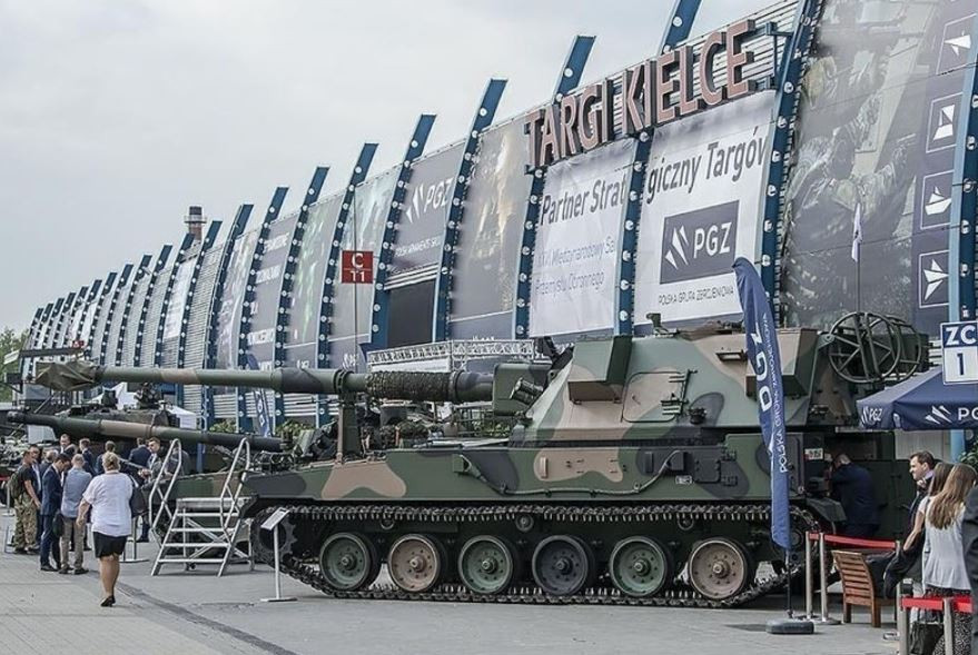 Pháo tự hành AHS Krab do Ba Lan phát triển trên cơ sở kết hợp khung gầm pháo K9 "thần sấm" của Hàn Quốc với tháp pháo pháo tự hành AS-90 Braveheart của Anh và hệ thống điều khiển hỏa lực Topaz do Ba Lan tạo ra. Pháo đạt tầm bắn 30km với đạn thông thường và 40km với đạn tăng tầm. Ảnh: dambiev