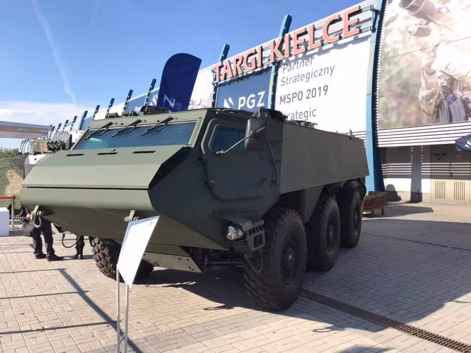 Một phát triển mởi có thể dựa trên mẫu xe thiết giáp đa năng KT Rosomak do Ba Lan phát triển dựa trên thiết kế dòng xe bọc thép module Patria AMV của Phần Lan. Ảnh: dambiev