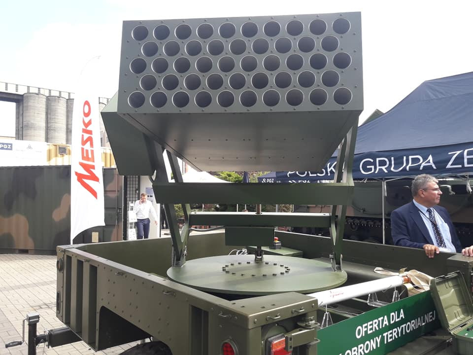 Pháo phản lực phóng loạt Wyrzutnia W-48 đặt trên rơ mooc kéo xe. Trông thiết kế xem ra phù hợp với chiến thuật du kích. Ảnh: dambiev