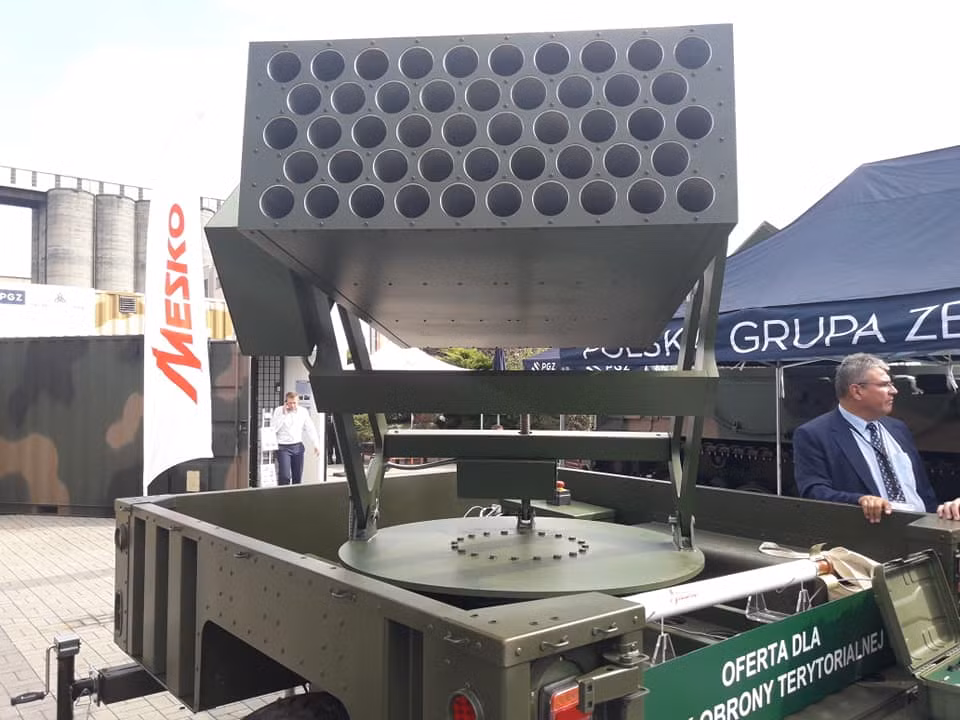 Pháo phản lực phóng loạt Wyrzutnia W-48 đặt trên rơ mooc kéo xe. Trông thiết kế xem ra phù hợp với chiến thuật du kích. Ảnh: dambiev