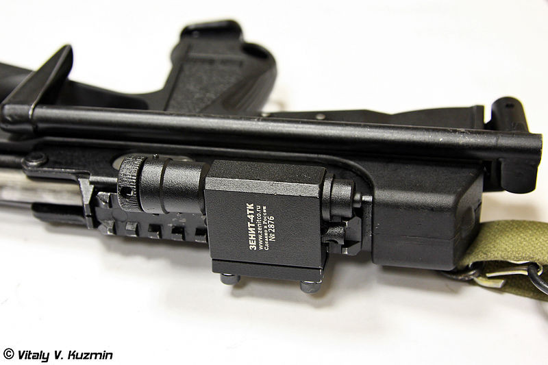 Một điểm khá độc đáo của PP-2000 là nó thường sử dụng hộp đạn 44 viên được gắn giữa súng phía trong tay cầm. Dây đeo súng cũng có thể được gắn vào. Ảnh: Vitaly-Kuzmin