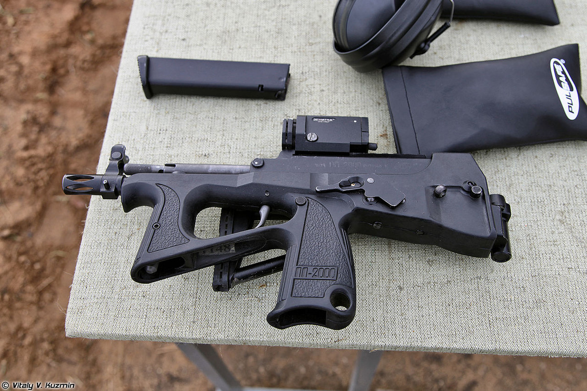 PP-2000 là khẩu súng tiểu liên được phát triển bởi Cục thiết kế công cụ KBP. Loại này được trưng bày lần đầu tiên trong cuộc triển lãm quốc tế về công nghệ mới ở Moscow năm 2004, nó đã xin cấp bằng sáng chế năm 2001 và được cấp năm 2003. Ảnh: Vitaly-Kuzmin