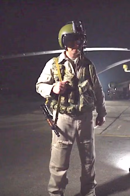 Hiện nay, bộ dụng cụ sinh tồn của phi công máy bay chiến đấu, trực thăng tấn công Nga bao gồm súng AKS-74U, hộp tiếp đạn, lựu đạn, thực phẩm, nước uống, bộ sơ cứu, điện thoại liên lạc. Ngoài ra, với các phi công làm nhiệm vụ tại Syria còn được trang bị thêm súng ngắn Makarov hoặc Stechkin với tư cách là vũ khí phụ. Ảnh: Russiandefence