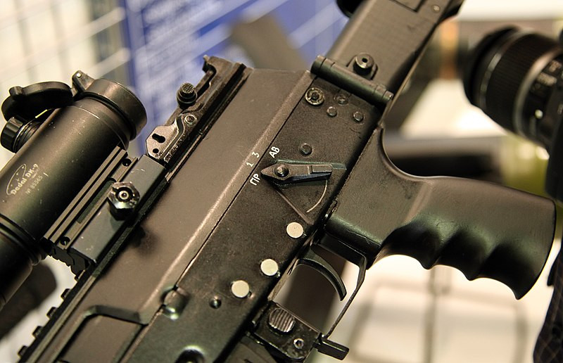 Nó có tốc độ bắn theo chu kỳ 700 viên / phút (RPM), chiều dài nòng dài 415 mm (16,3 in), tầm bắn tối đa 800 m (870 yd) và hộp tiếp đạn tiêu chuẩn là 30 viên. Nguồn ảnh: Wikipedia