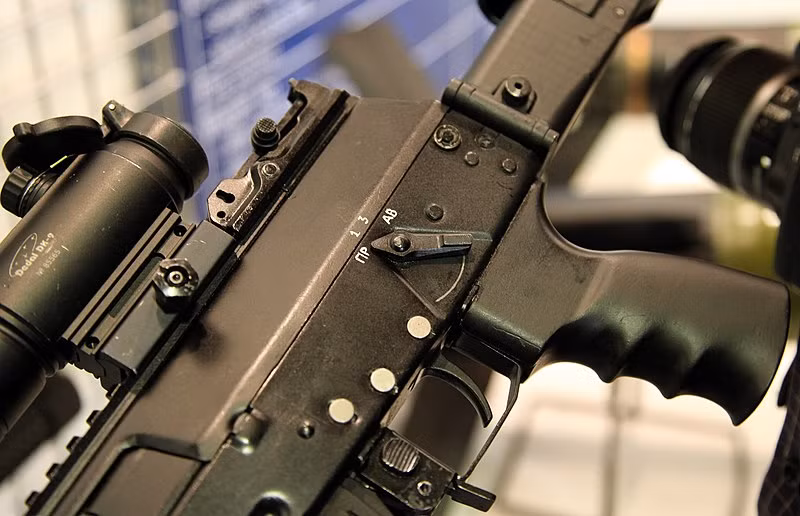 Nó có tốc độ bắn theo chu kỳ 700 viên / phút (RPM), chiều dài nòng dài 415 mm (16,3 in), tầm bắn tối đa 800 m (870 yd) và hộp tiếp đạn tiêu chuẩn là 30 viên. Nguồn ảnh: Wikipedia