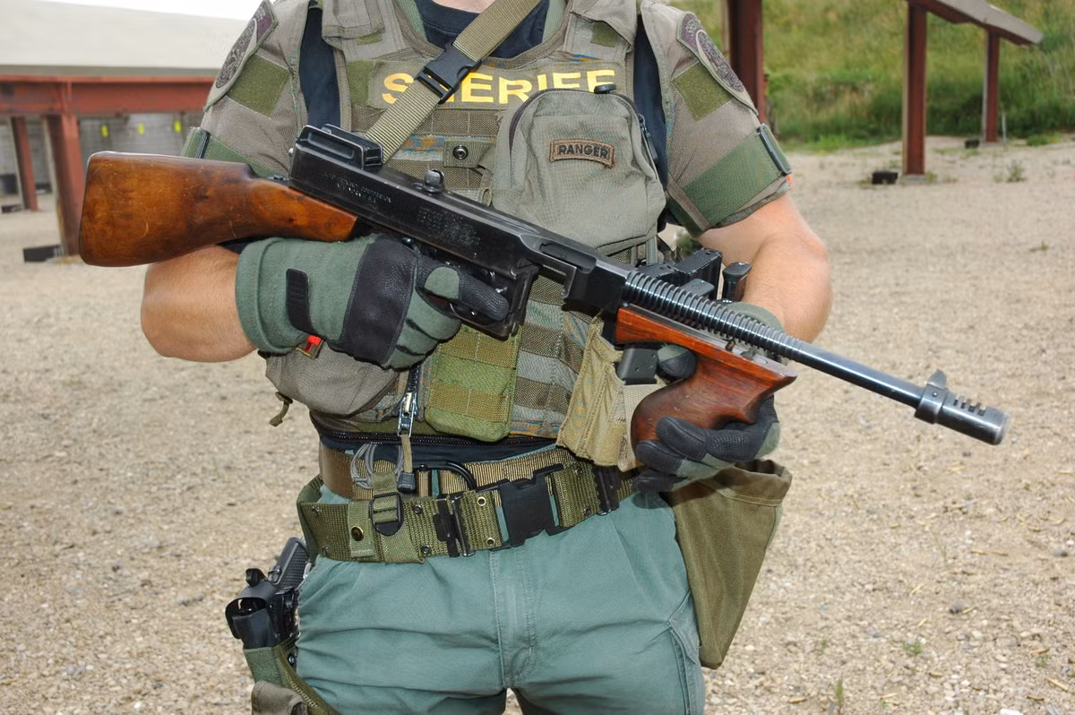 Dù có nhiều ưu điểm, nhưng không thể phủ nhận Thompson không thể so sánh với tiểu liên hiện đại. Tuy nhiên, lạ là Quân đội Mỹ đứng ra tìm nhà thầu cung cấp hợp đồng mua đạn .45ACP, theo các nguồn tin việc này để phục vụ huấn luyện và cung cấp cho các sự kiện. Nguồn ảnh: Wikipedia