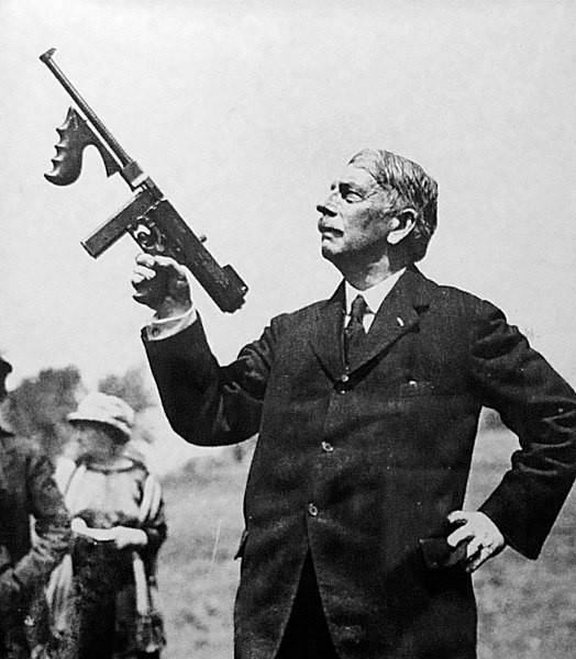 Thompson hay có định danh đầy đủ là M1928A1 do John T. Thompson thiết kế và đi vào sản xuất hàng loạt từ năm 1921. Thompson là tiểu liên chính của cảnh sát Mỹ trong khoảng thời gian sau vài năm nó được tạo ra, nó cũng xuất hiện với vai trò là súng tiểu liên chính của quân đội Mỹ trong Thế chiến hai, đồng thời cũng được trang bị cho nhiều nước đồng minh khác. Nguồn ảnh: Wikipedia