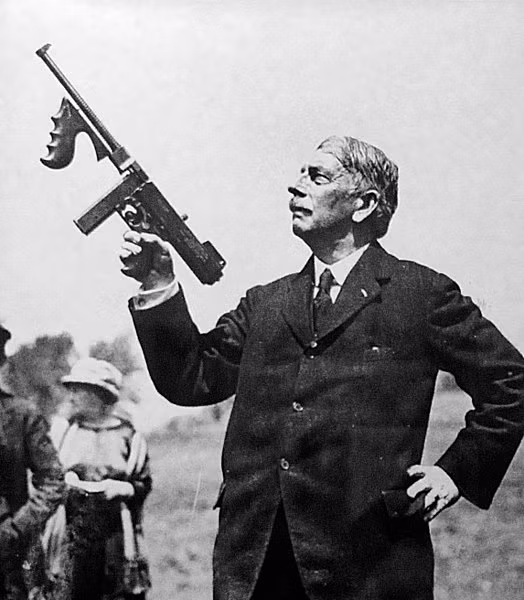 Thompson hay có định danh đầy đủ là M1928A1 do John T. Thompson thiết kế và đi vào sản xuất hàng loạt từ năm 1921. Thompson là tiểu liên chính của cảnh sát Mỹ trong khoảng thời gian sau vài năm nó được tạo ra, nó cũng xuất hiện với vai trò là súng tiểu liên chính của quân đội Mỹ trong Thế chiến hai, đồng thời cũng được trang bị cho nhiều nước đồng minh khác. Nguồn ảnh: Wikipedia