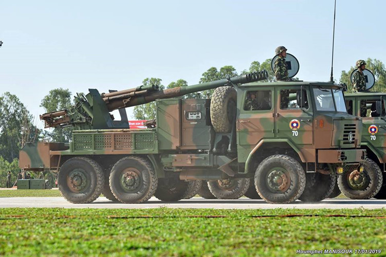 Cùng với Nga, Trung Quốc là một trong những đối tác kỹ thuật - quân sự lớn với Lào trong những năm gần đây. Năm 2018, họ chuyển giao số lượng "khổng lồ" các trang bị vũ khí. Cụ thể, theo SIPRI, Lào đã nhận từ Trung Quốc ít nhất là 3 khẩu pháo tự hành PCL-09 122mm (tầm bắn tối đa 27km, tốc độ bắn 8 phát/phút). Nguồn ảnh: Houmphet MANISOUK
