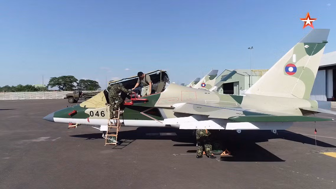 Theo SIPRI, năm 2018, Không quân Lào đã nhận được 4 chiếc máy bay huấn luyện chiến đấu Yak-130 từ Liên bang Nga theo đơn hàng ký kết năm 2017 mua 10 chiếc (có nguồn ước tính giá khoảng 300 triệu). Nguồn ảnh: Twitter
