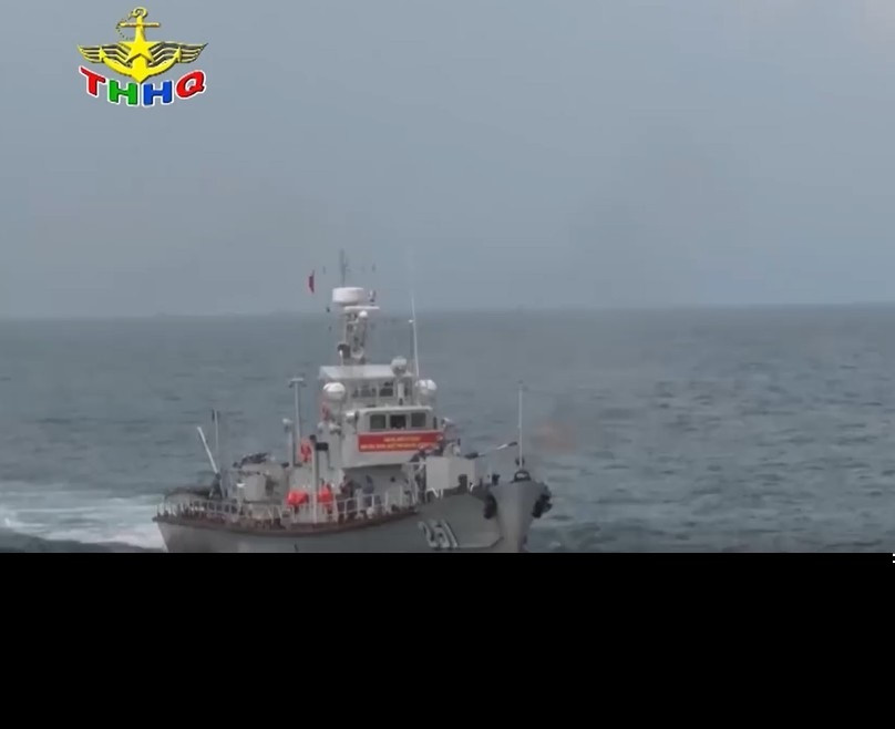 Nhưng căn cứ vào hình dạng tàu, thì TP-01 và TP-01M là các tàu pháo tuần tra thường được thiết kế cho vai trò bảo vệ bờ biển chống lại các tàu đổ bộ và tàu hộ tống của đối phương, bảo vệ căn cứ và bảo vệ tàu của lực lượng mình, rà quét thủy lôi, tuần tra bờ biển. Trong ảnh, tàu 251 khai hỏa pháo trong một cuộc diễn tập gần đây ở vùng 5 Hải quân. Ảnh: Truyền hình Hải quân