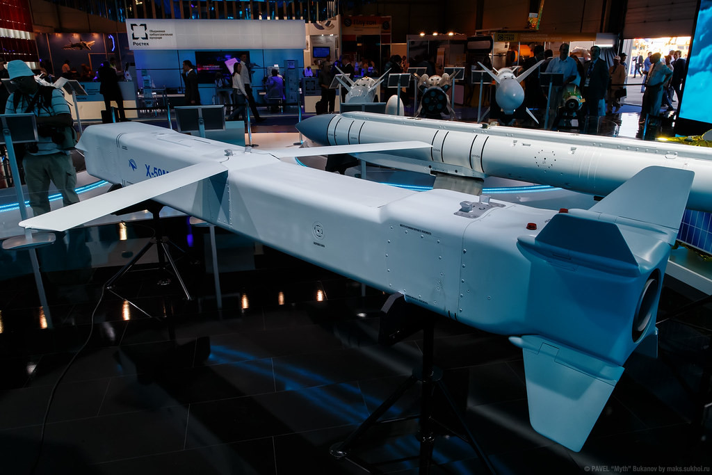 Còn Kh-59MK2 là tên lửa không đối hải có thể tấn công mục tiêu cách 290km, đặc biệt phiên bản mới có kết cấu giảm tiết diện phản xạ sóng radar giúp nó khó bị phát hiện hơn. Nguồn ảnh: maks.sukhoi.ru