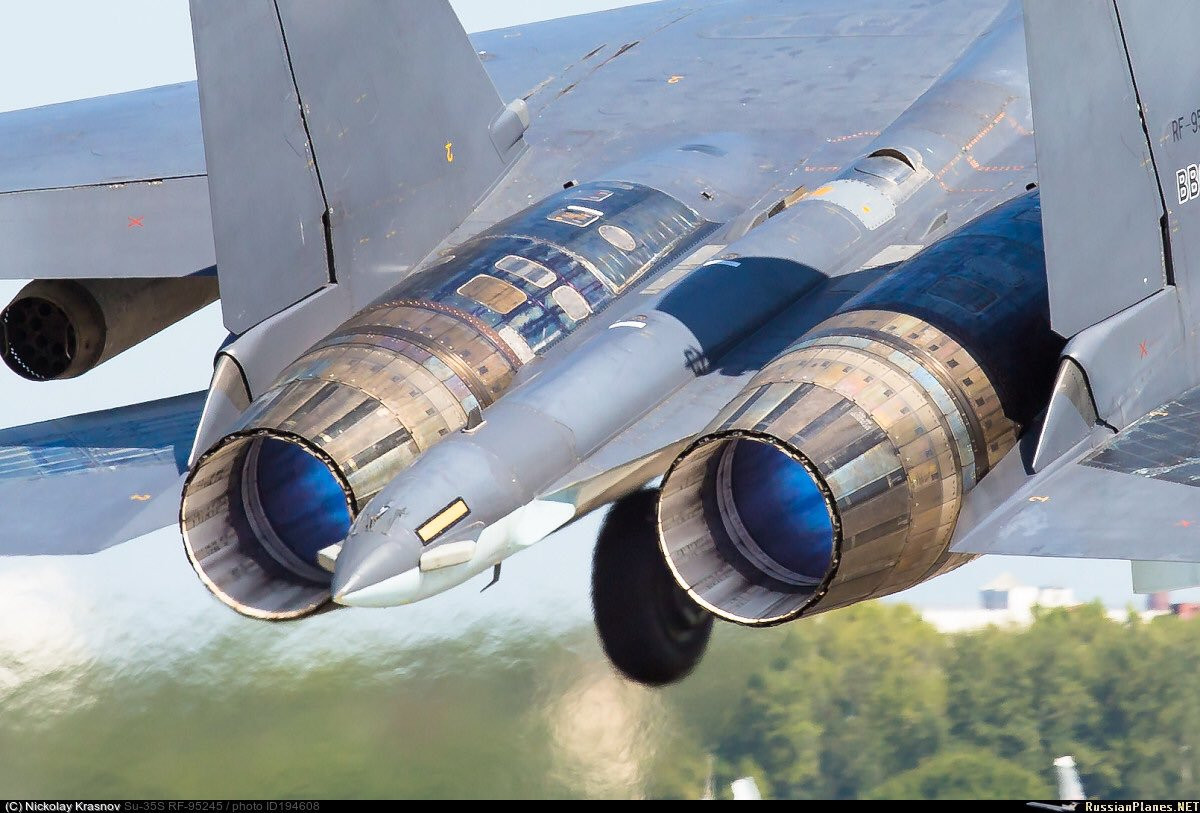 Super Sukhoi Su-30SM1 sẽ được trang bị động cơ turbofan AL-41F1S - loại động cơ đem lại khả năng cơ động "khủng" cho tiêm kích Su-35S và loạt đầu chế tạo dòng máy bay Sukhoi Su-57. Điều đó có nghĩa là, Su-30SM1 sẽ trở thành tiêm kích “siêu cơ động” tiệm cận với máy bay thế hệ 5 ở khía cạnh nào đó. Nguồn ảnh: Airliners.net