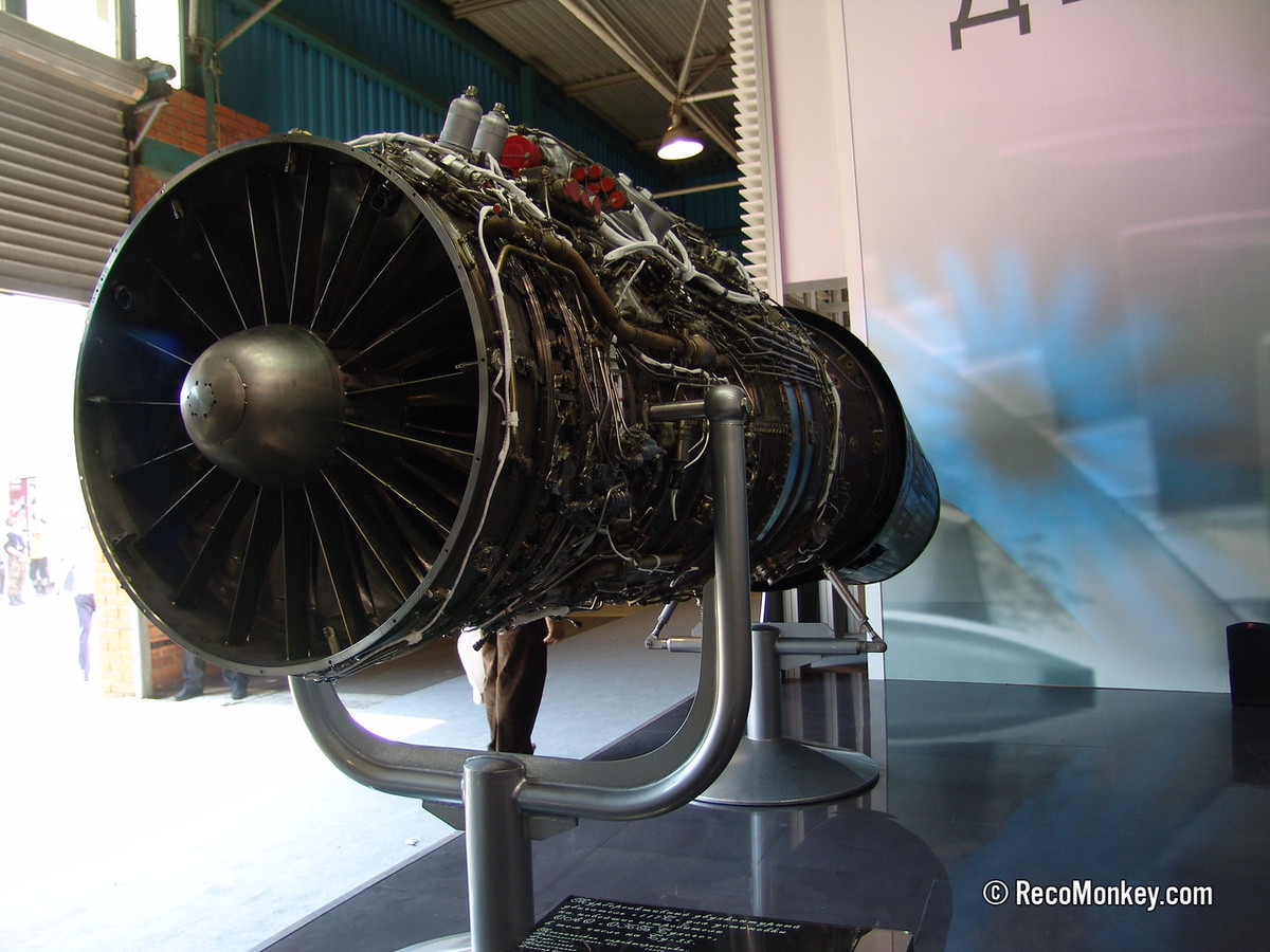 AL-41F1S sẽ mang lại cho Su-30SM1 khả năng bay siêu âm mà không cần đốt tăng lực lần 2 như các dòng động cơ AL-31/21 trước đây. Đặc biệt, được cơ cũng được tích hợp vòi phun chỉnh hướng véc tơ 3 chiều mở rộng khả năng cơ động trên không của máy bay. Nguồn ảnh: Recomonkey