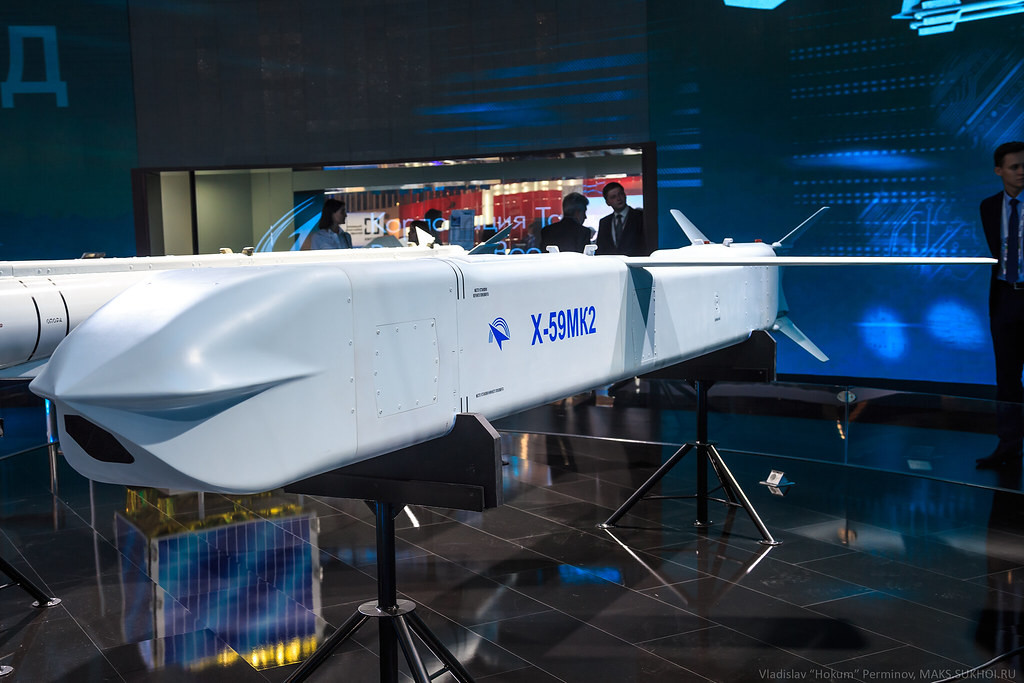 Trong quá trình hiện đại hóa, Super Sukhoi sẽ nhận được vũ khí mới gồm bom hàng không thông minh KAB-250 và tên lửa không đối hải Kh-59MK2 tàng hình. Trong đó, loại KAB-250 thiết kế dạng module, trang bị hệ thống dẫn đường laser và vệ tinh. Nguồn ảnh: maks.sukhoi.ru