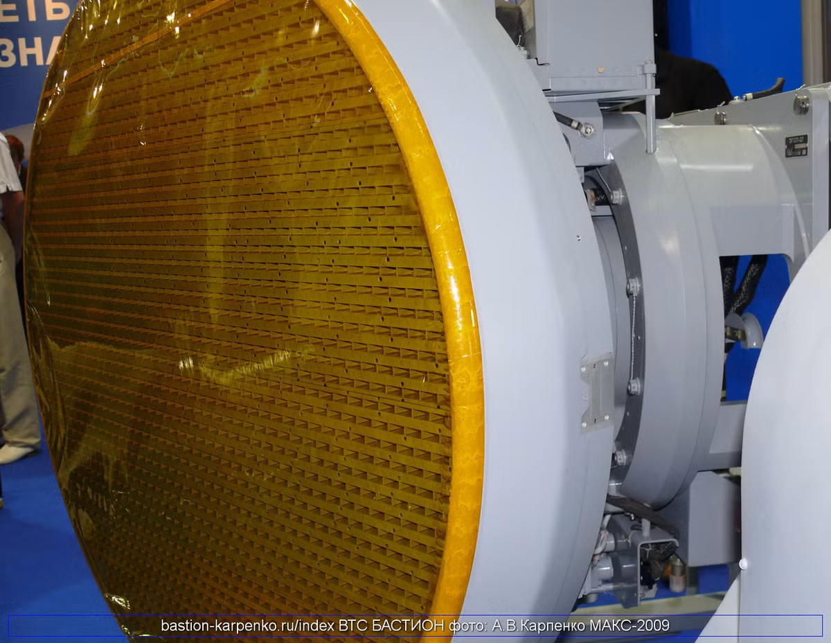 Siêu radar Irbis có thể phát hiện và theo dõi 30 mục tiêu trên không trong cùng một thời điểm với cự ly gần 350-400km, dẫn đường cho tên lửa hạ 8 mục tiêu trên không cùng lúc. Trong chế độ không đối đất, Irbis có thể hỗ trợ chỉ thị cho phép tấn công 4 mục tiêu cùng lúc bằng vũ khí chính xác cao trong khi vẫn có thể cảnh giới bầu trời. Nguồn ảnh: Bastion-Kapenko