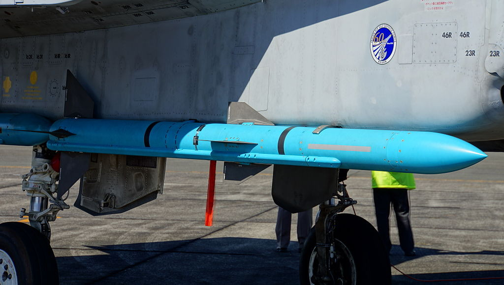 AAM-4B là phiên bản thế hệ 2 của dòng tên lửa không đối không tầm trung có khả năng tiến công ngoài tầm nhìn AAM-4 (hay còn gọi là Type 99) do Mitsubishi phát triển cho các tiêm kích F-15J và F-2 của Không quân phòng vệ Nhật Bản (JSASDF). Nguồn ảnh: Wikipedia