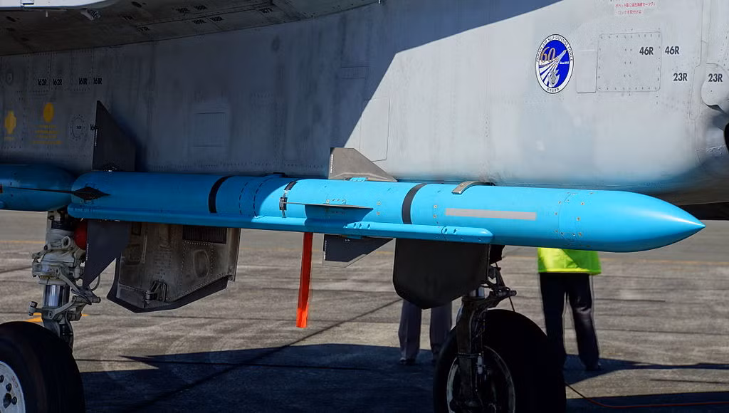 AAM-4B là phiên bản thế hệ 2 của dòng tên lửa không đối không tầm trung có khả năng tiến công ngoài tầm nhìn AAM-4 (hay còn gọi là Type 99) do Mitsubishi phát triển cho các tiêm kích F-15J và F-2 của Không quân phòng vệ Nhật Bản (JSASDF). Nguồn ảnh: Wikipedia