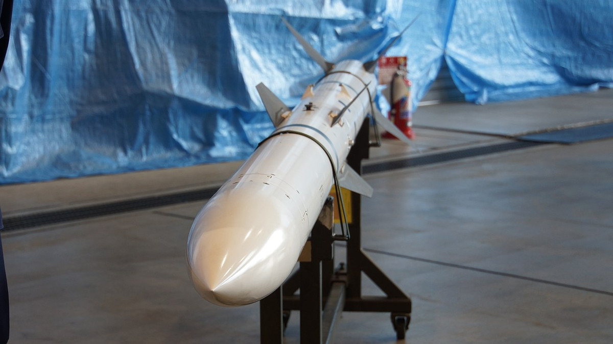 Tất nhiên, vị thế độc tôn của Nhật Bản sẽ sớm bị đe dọa bởi Nga đang trong quá trình phát triển tên lửa dẫn dướng radar mạng pha chủ động AESA mang tên mã K-77M hoặc izdeliye 180 - phiên bản được phát triển từ dòng R-77 nổi tiếng. Nguồn ảnh: Wikipedia