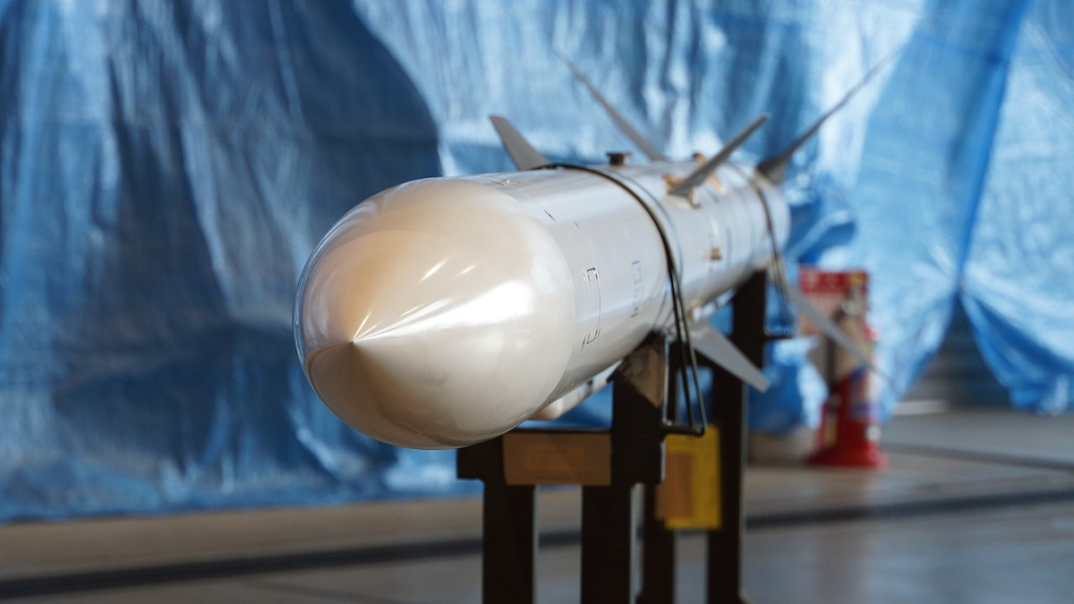 Hiện tại, do kích cỡ khá lớn, AAM-4B mới chỉ tích hợp cho máy bay tiêm kích F-15J và F-2. Tuy vậy, với tính năng mạnh mẽ, có khả năng Nhật Bản đang cố gắng nghiên cứu tích hợp vào khoang bom của F-35. Nguồn ảnh: Wikipedia