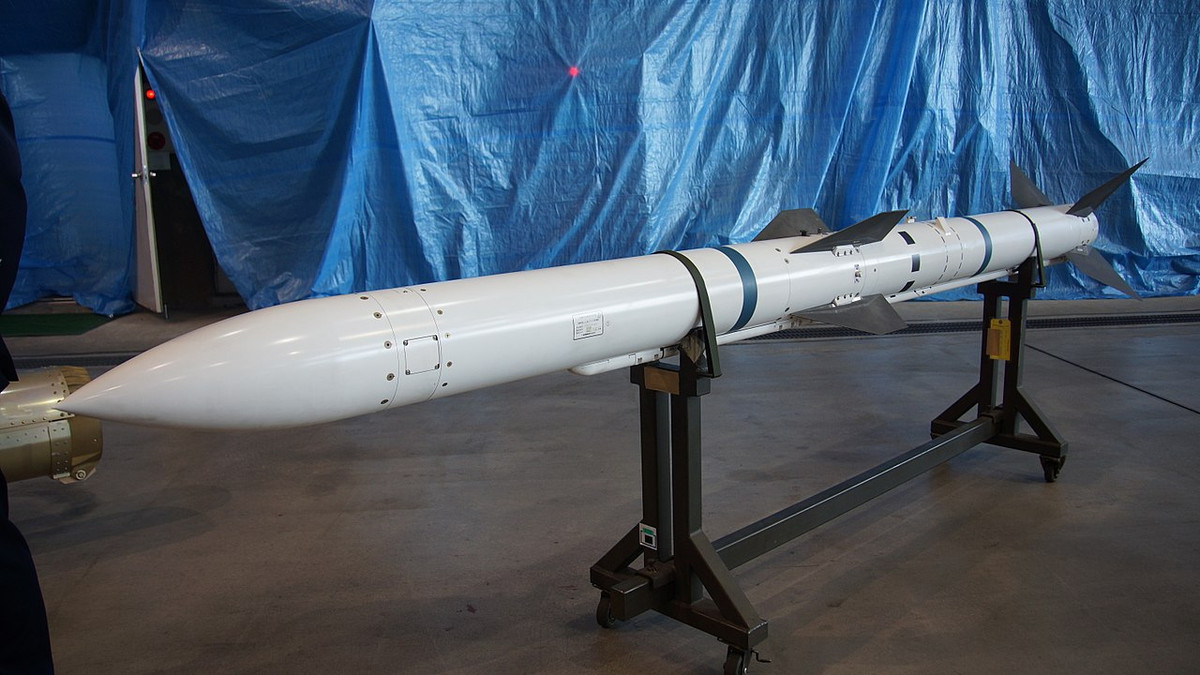 So với radar trước đây, radar mạng pha AESA được đánh giá có độ chính xác rất cao trong phát hiện và bám bắt mục tiêu, có thể phát hiện mục tiêu có diện tích phản hồi radar rất nhỏ (mục tiêu tàng hình), loại đầu dò radar này cũng khó bị gây nhiễu hơn so với radar xung-doppler. Nguồn ảnh: Wikipedia