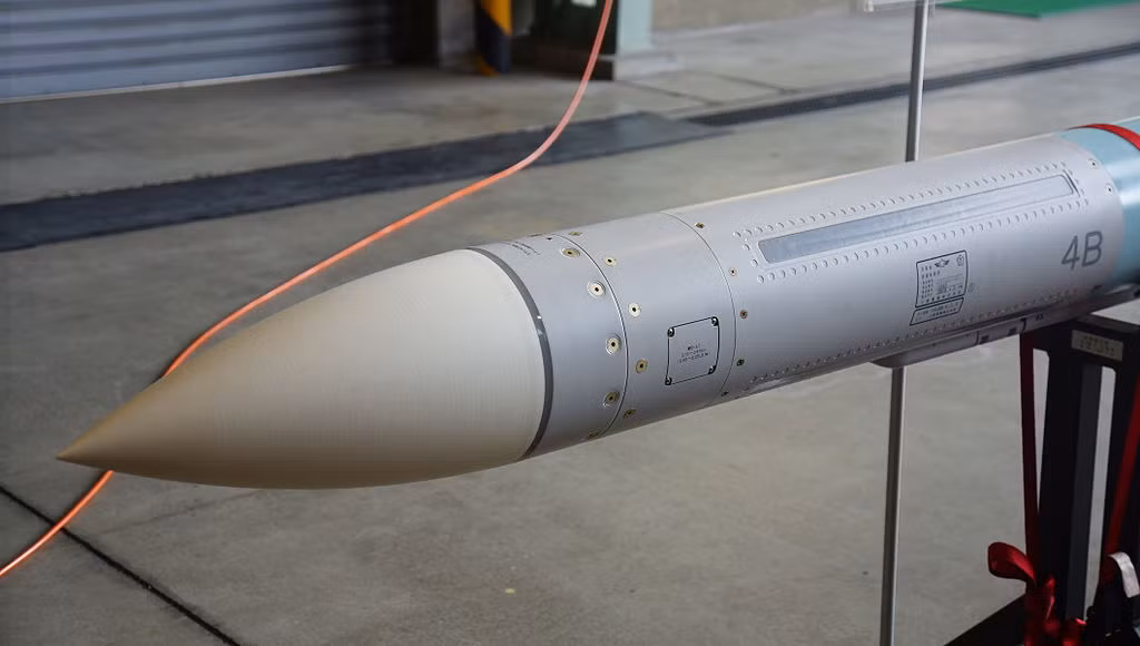 Tên lửa AAM-4B đạt tầm bắn cực đại 120km, cự ly bắn hiệu quả có lẽ rơi vào khoảng 100km. Nguồn ảnh: Wikipedia