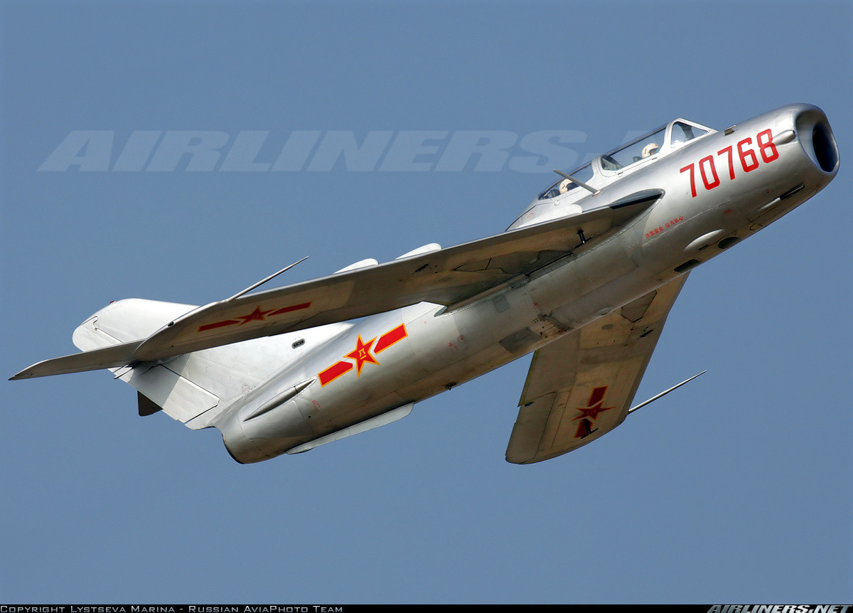 JJ-5 là phiên bản huấn luyện hai chỗ ngồi được Tổng Công ty Thành Đô thiết kế sản xuất trên cơ sở tiêm kích một chỗ ngồi J-5 của Tổng Công ty Thẩm Dương. JJ-5 và J-5 sử dụng chung khung thân với nhau nhưng lấy phanh gió từ J-5A và bố trí buồng lái hai ghế ngồi từ mẫu JJ-2 (sao chép MiG-15UTI). Nguồn ảnh: Airliners.net