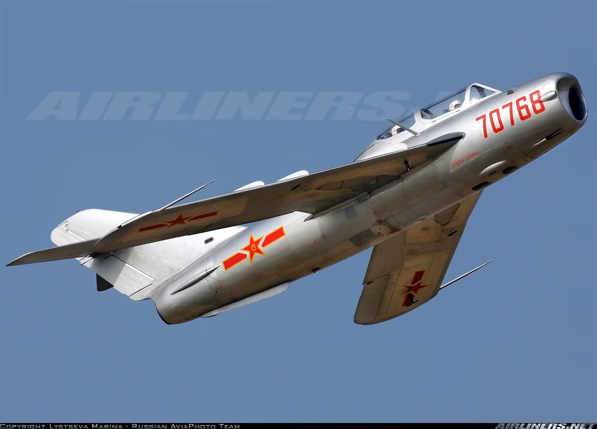 JJ-5 là phiên bản huấn luyện hai chỗ ngồi được Tổng Công ty Thành Đô thiết kế sản xuất trên cơ sở tiêm kích một chỗ ngồi J-5 của Tổng Công ty Thẩm Dương. JJ-5 và J-5 sử dụng chung khung thân với nhau nhưng lấy phanh gió từ J-5A và bố trí buồng lái hai ghế ngồi từ mẫu JJ-2 (sao chép MiG-15UTI). Nguồn ảnh: Airliners.net