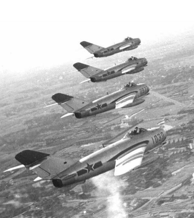 J-5 hay JJ-5 đều được trang bị động cơ turbojet Wopen WP-5 cho phép đạt tốc độ bay tối đa 1.145km/h (J-5A) hoặc 1.048km/h (JJ-5), tầm bay 1.000-1.700km tùy phiên bản với lượng dầu mang theo. Hỏa lực của J-5 gồm một pháo 37mm và hai pháo 23mm, bản JJ-5 có một pháo 23mm. Nguồn ảnh: baidu