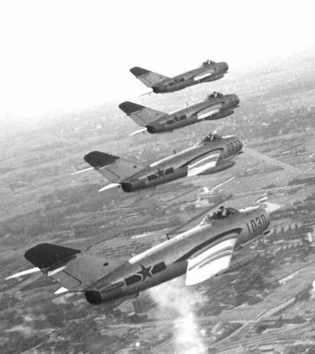 J-5 hay JJ-5 đều được trang bị động cơ turbojet Wopen WP-5 cho phép đạt tốc độ bay tối đa 1.145km/h (J-5A) hoặc 1.048km/h (JJ-5), tầm bay 1.000-1.700km tùy phiên bản với lượng dầu mang theo. Hỏa lực của J-5 gồm một pháo 37mm và hai pháo 23mm, bản JJ-5 có một pháo 23mm. Nguồn ảnh: baidu