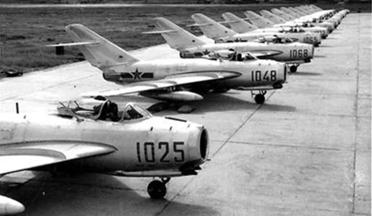 Những chiếc tiêm kích J-5 sau đó nhanh chóng đóng vai trò “xương sống” trong Không quân Trung Quốc suốt thời gian rất dài. Thậm chí, các máy bay J-5 chỉ ra khỏi biên chế vào năm 1992. Có nguồn tin cho rằng, không loại trừ khả năng Trung Quốc hiện vẫn duy trì dòng máy bay này nhưng chuyển đổi thành phiên bản không người lái mang bom để tấn công tự sát. Nguồn ảnh: baidu