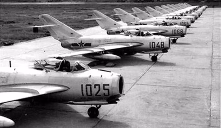 Những chiếc tiêm kích J-5 sau đó nhanh chóng đóng vai trò “xương sống” trong Không quân Trung Quốc suốt thời gian rất dài. Thậm chí, các máy bay J-5 chỉ ra khỏi biên chế vào năm 1992. Có nguồn tin cho rằng, không loại trừ khả năng Trung Quốc hiện vẫn duy trì dòng máy bay này nhưng chuyển đổi thành phiên bản không người lái mang bom để tấn công tự sát. Nguồn ảnh: baidu