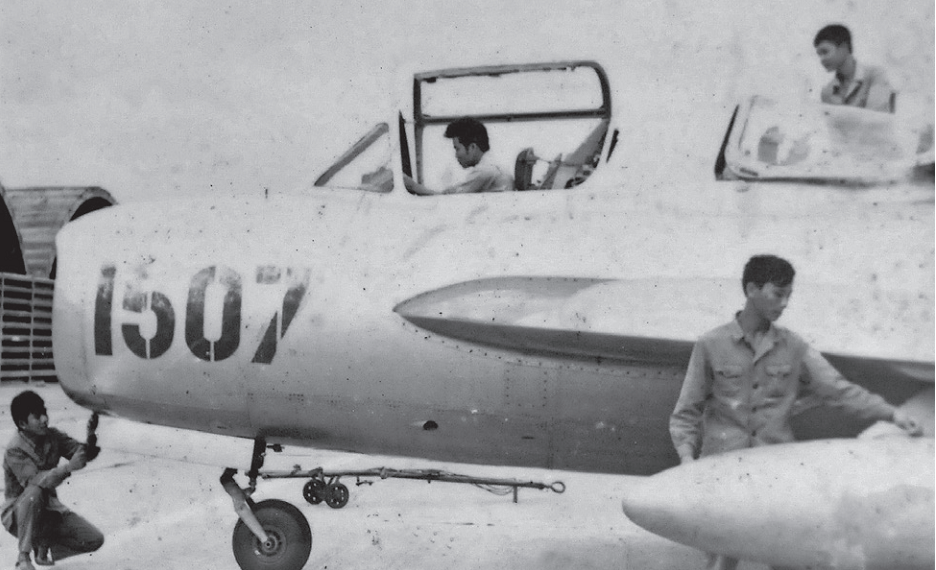 Theo Istvan Toperczer – người Hungari, tác giả một số cuốn sách về KQND Việt Nam trong chống Mỹ thì tháng 4/1974, Trung Quốc chuyển giao cho Việt Nam 4 máy bay tiêm kích – huấn luyện JJ-5. Toàn bộ số máy bay này được biên chế cho Trung đoàn 925 để phục vụ công tác huấn luyện phi công. Nguồn ảnh: FB Vũ khí và Lịch sử VN