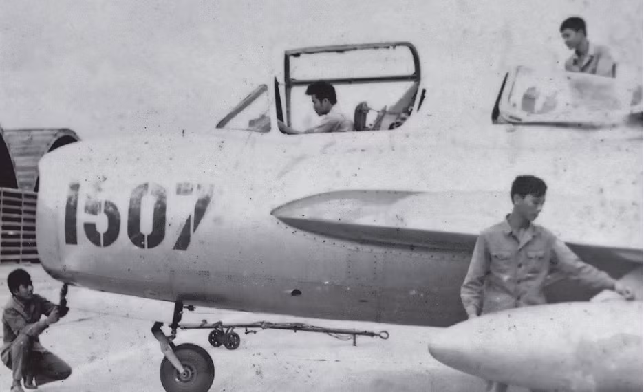 Theo Istvan Toperczer – người Hungari, tác giả một số cuốn sách về KQND Việt Nam trong chống Mỹ thì tháng 4/1974, Trung Quốc chuyển giao cho Việt Nam 4 máy bay tiêm kích – huấn luyện JJ-5. Toàn bộ số máy bay này được biên chế cho Trung đoàn 925 để phục vụ công tác huấn luyện phi công. Nguồn ảnh: FB Vũ khí và Lịch sử VN