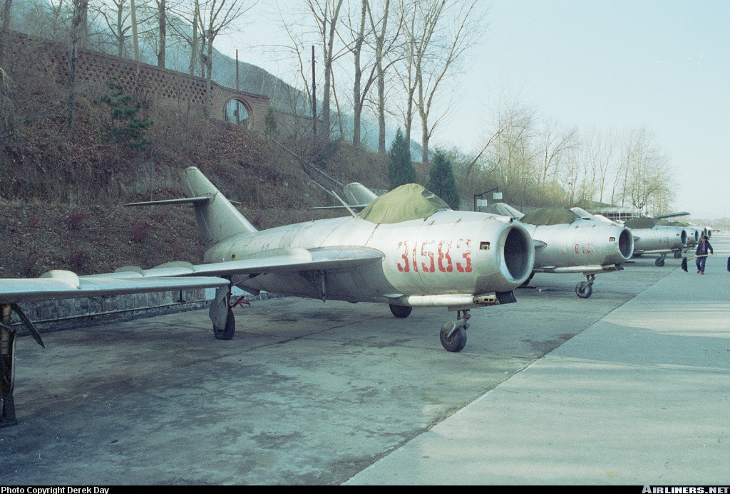 Đáng chú ý, J-5 hóa ra là sản phẩm máy bay tiêm kích một chỗ ngồi được Trung Quốc sản xuất trên cơ sở tham khảo tiêm kích MiG-17 huyền thoại của Không quân Liên Xô. Nguyên mẫu J-5 ban đầu có tên là Type 56 cất cánh lần đầu ngày 19/7/1956. Nguồn ảnh: Airliners.net