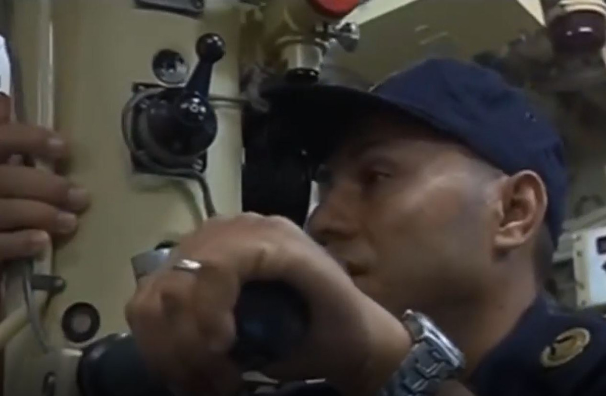 Kính tiềm vọng trên tàu ngầm Kilo 636. Ảnh: Navy Algeria