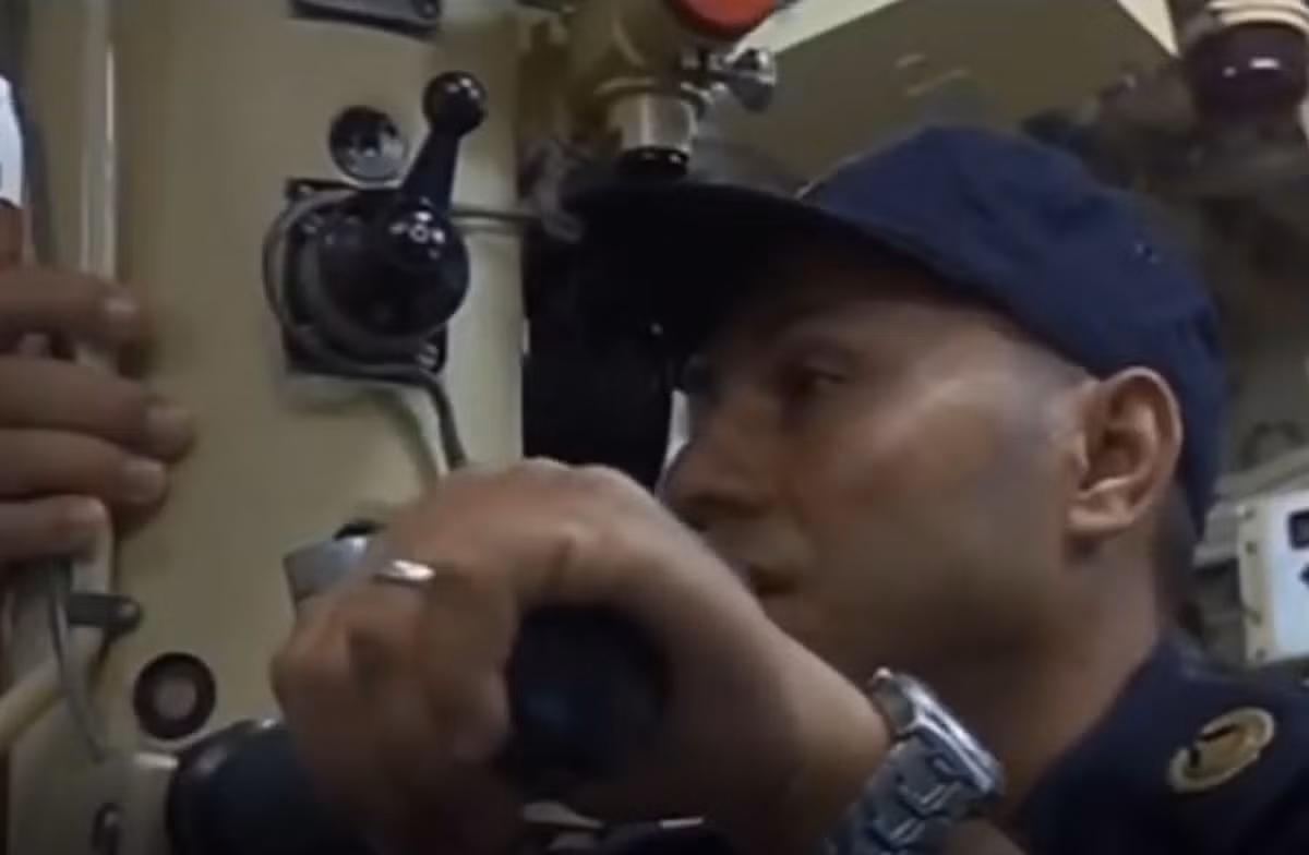 Kính tiềm vọng trên tàu ngầm Kilo 636. Ảnh: Navy Algeria