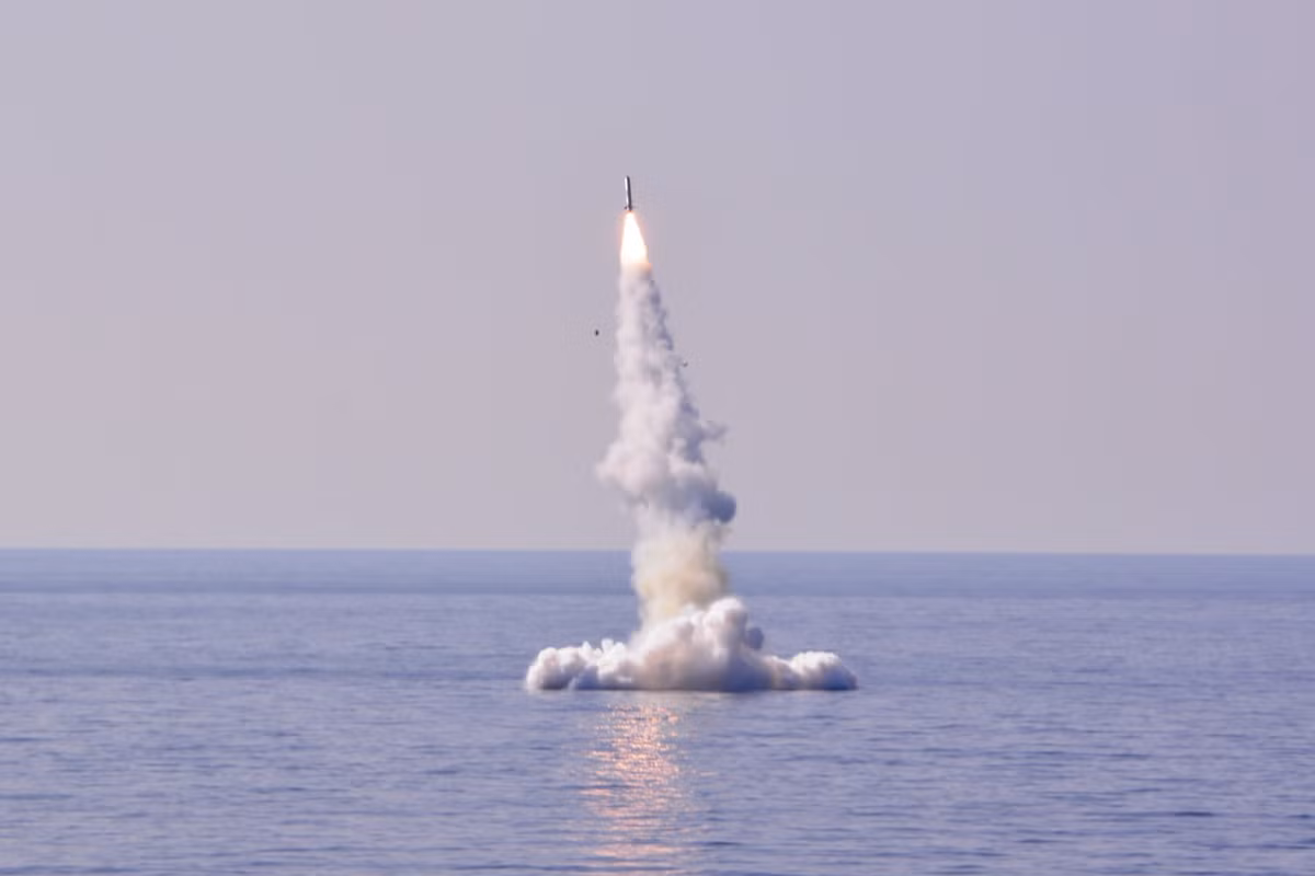 Cũng như các tàu ngầm Kilo Việt Nam, tàu ngầm Algeria cũng được trang bị hệ thống tên lửa hành trình Kalibr-PL với khả năng tấn công đa dạng các mục tiêu mặt biển, mặt đất. Trong ảnh, tên lửa hành trình 3M-14E Kalibr-PL rời khỏi mặt nước sau khi được bắn bằng ống phóng ngư lôi trên tàu ngầm Hoggar. Ảnh: Navy Algeria