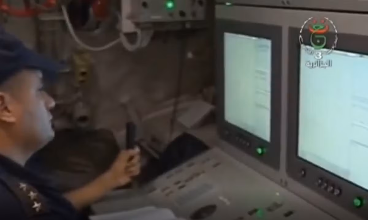 Có thể thấy nổi bật lên các thủy thủ đều thao tác với các “siêu máy tính hiện đại” trên tàu ngầm thay vì “chi chít các loại đồng hồ”. Ảnh: Navy Algeria