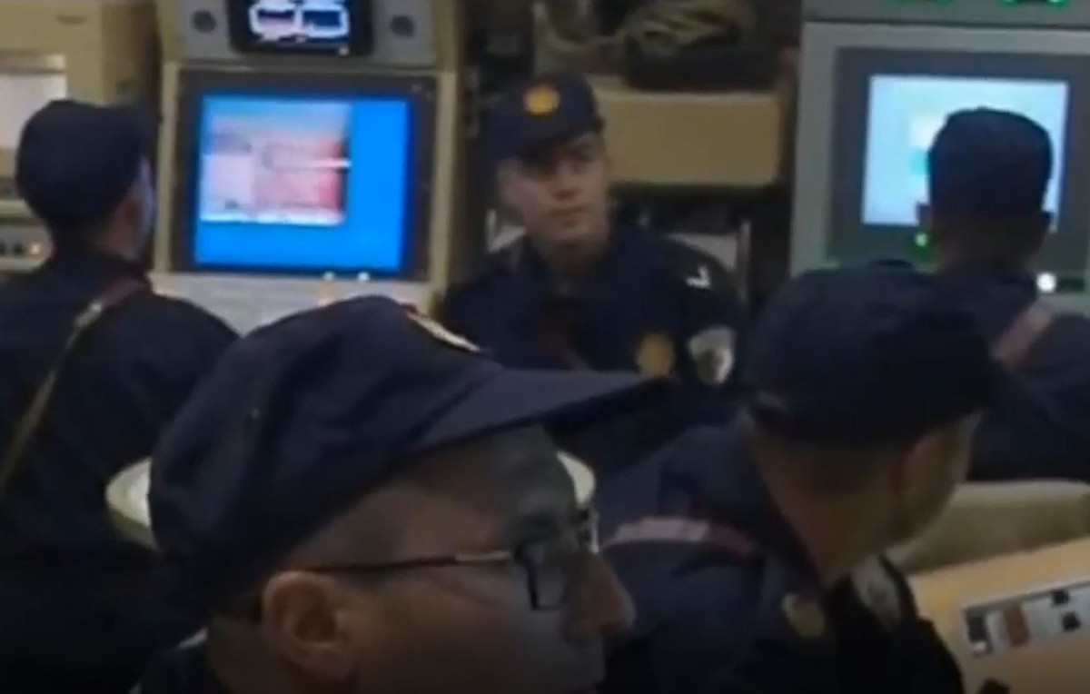 So với Kilo 877EKM, Kilo 636 hiện đại hơn nhiều về hệ thống điện tử, sonar. Trong ảnh, khoang chỉ huy trên tàu ngầm Hoggar của Algeria. Ảnh: Navy Algeria