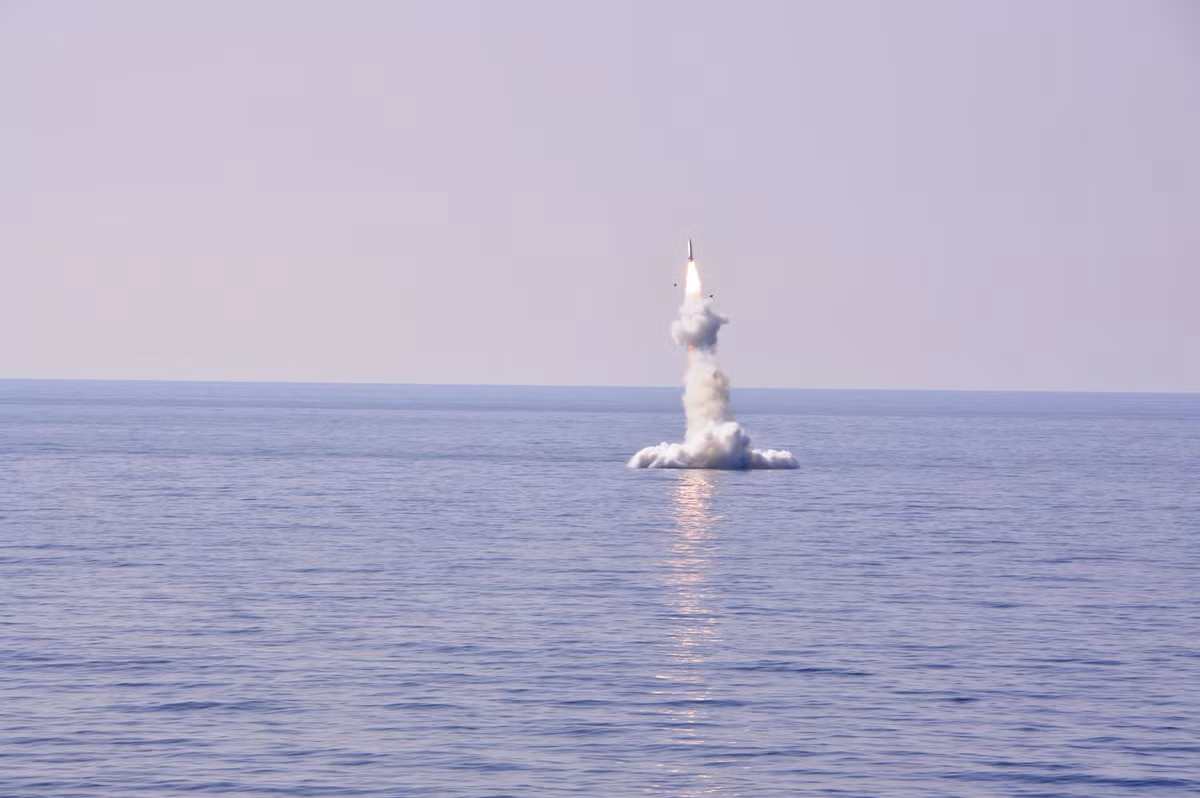 Hôm 29/9, trong cuộc tập trận của Quân khu 2 tại tỉnh Oran, tàu ngầm tấn công Hoggar của Hải quân Algeria lần đầu tiên bắn thử thành công tên lửa hành trình Kalibr-PL trúng đích. Cuộc tập trận có sự theo dõi và chỉ đạo trực tiếp của tướng Ahmad Hyde Salah - Tổng tham mưu trưởng Quân đội Nhân dân Algeria. Ảnh: Navy Algeria